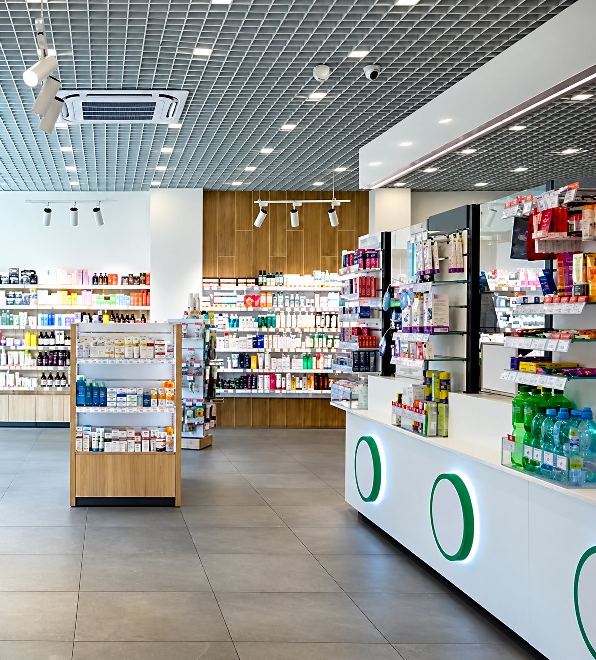 Intérieur lumineux d’une pharmacie moderne avec rayons de produits de soins